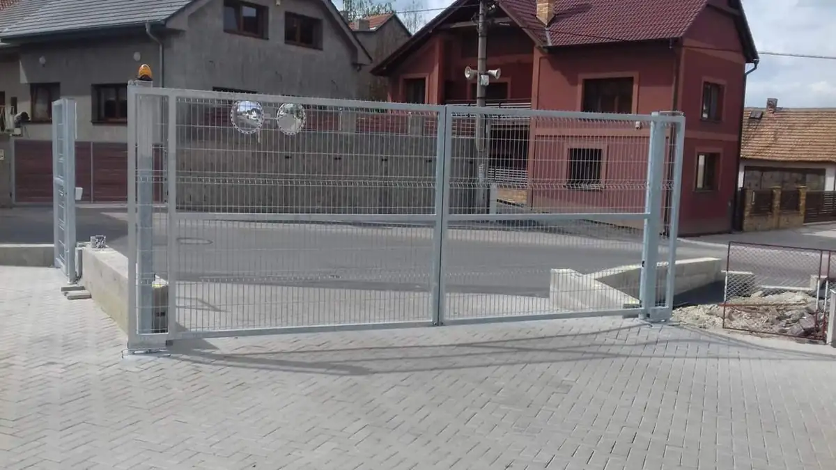 Křídlová vjezdová brána – realizace Martin Pfaur, fotografie 12
