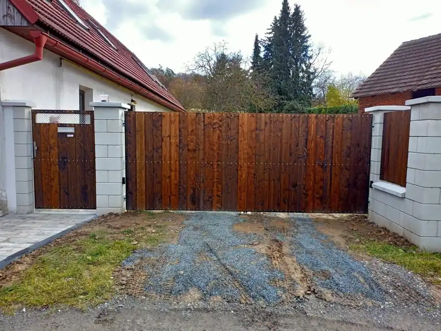 Křídlová vjezdová brána – realizace Martin Pfaur, fotografie 6