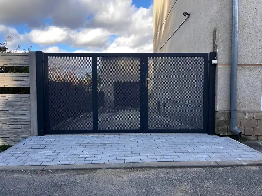 Křídlová vjezdová brána – realizace Martin Pfaur, fotografie 24