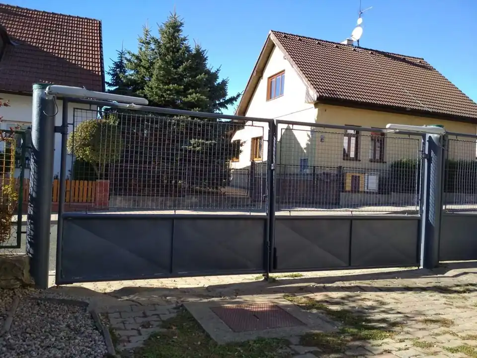 Křídlová vjezdová brána – realizace Martin Pfaur, fotografie 27