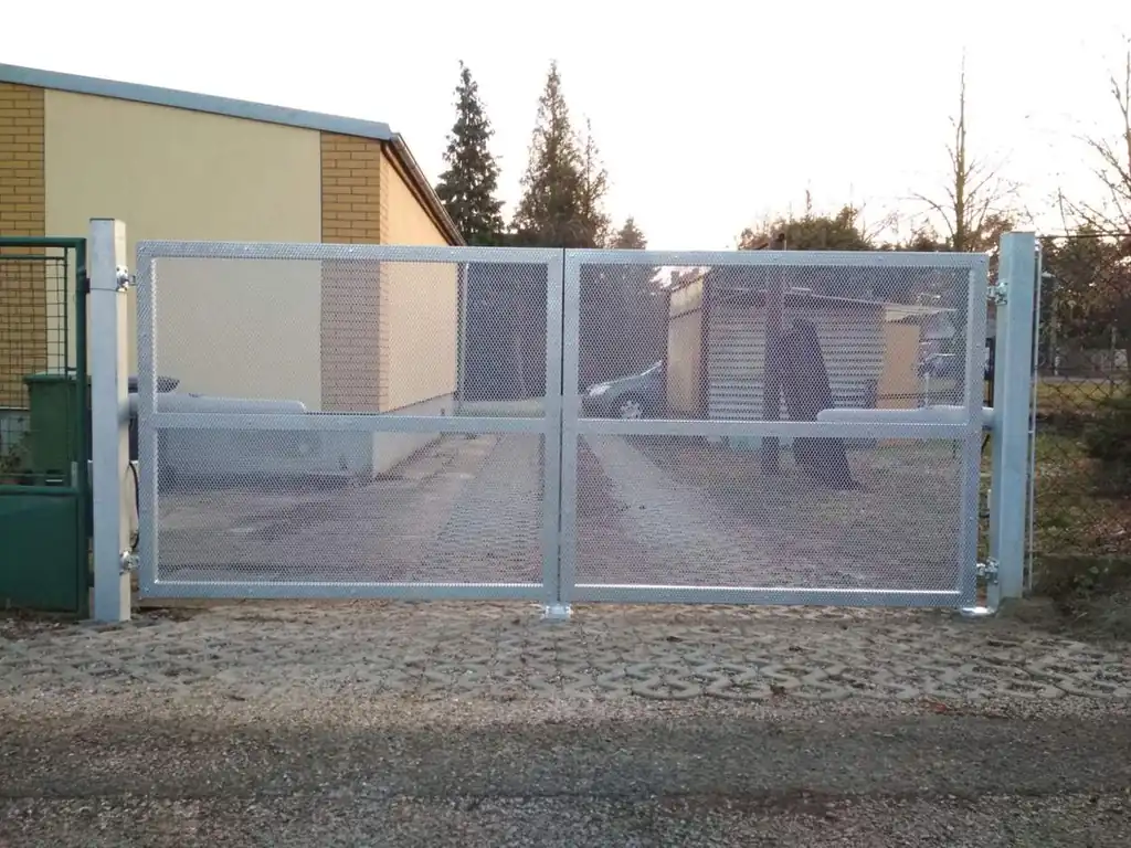 Křídlová vjezdová brána s tahokovovou výplní – realizace Martin Pfaur
