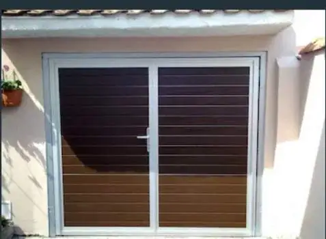 Garážová vrata s dekorativní výplní