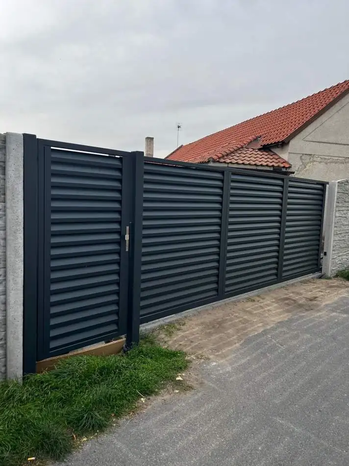 Moderní kovové oplocení u domu