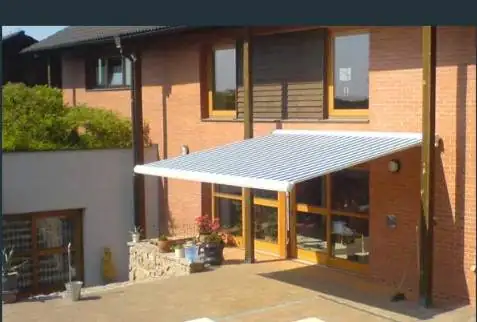 Výsuvná markýza nad terasou
